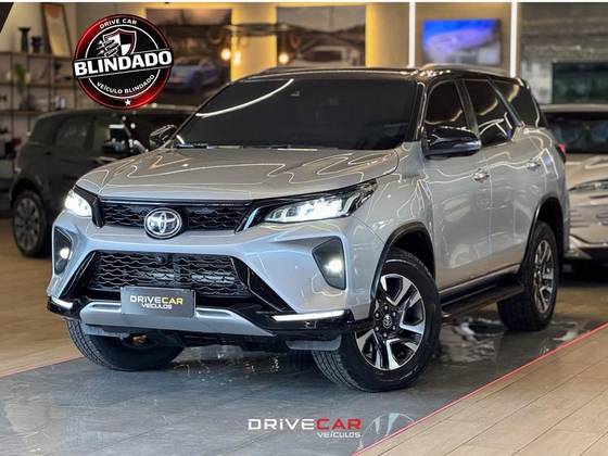 TOYOTA HILUX SW4 2.8 D-4D TURBO DIESEL DIAMOND 7L 4X4 AUTOMÁTICO